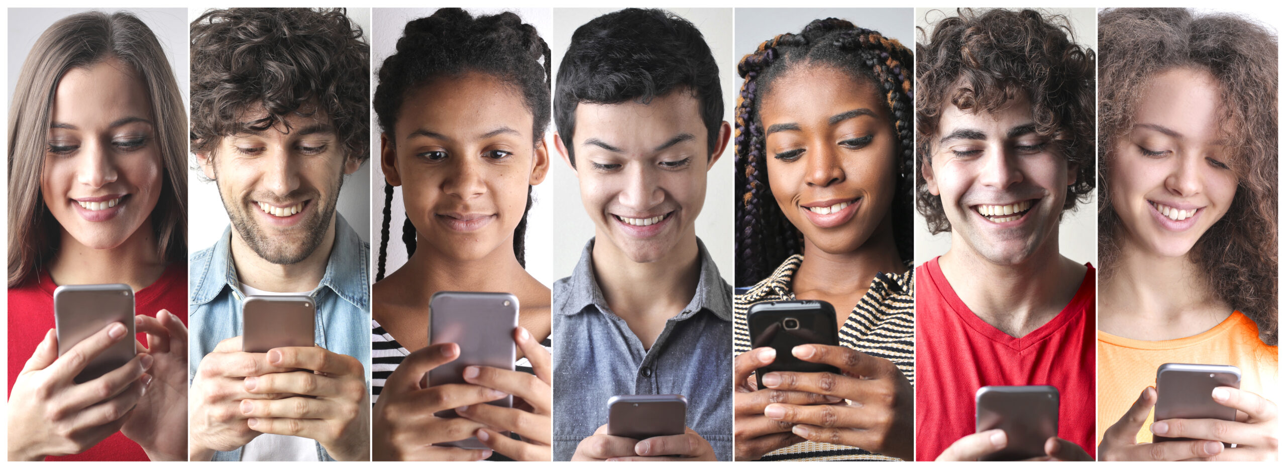 Pessoas de diferentes etnias segurando smartphones e sorrindo