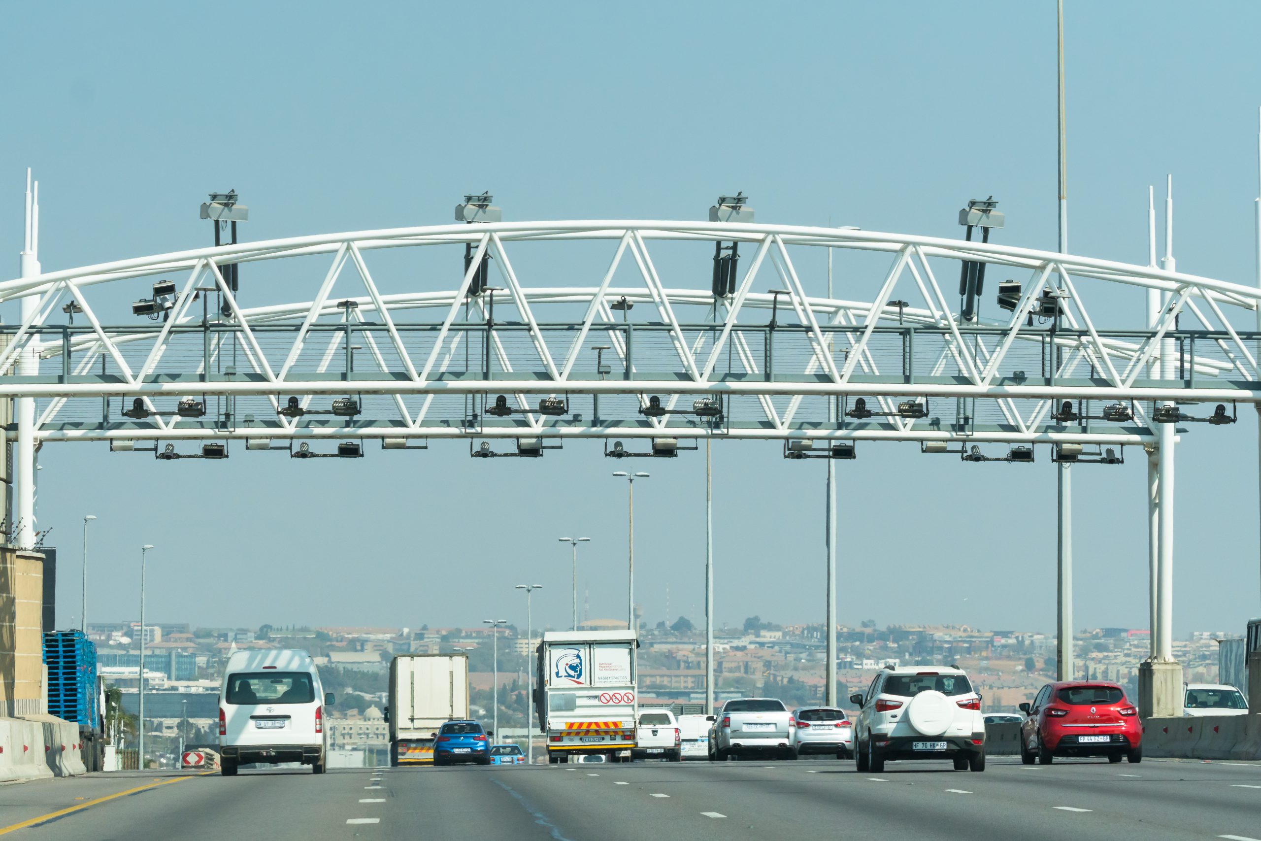 Carro passando por pórtico de pedágio eletrônico Free Flow usando a tag ConectCar