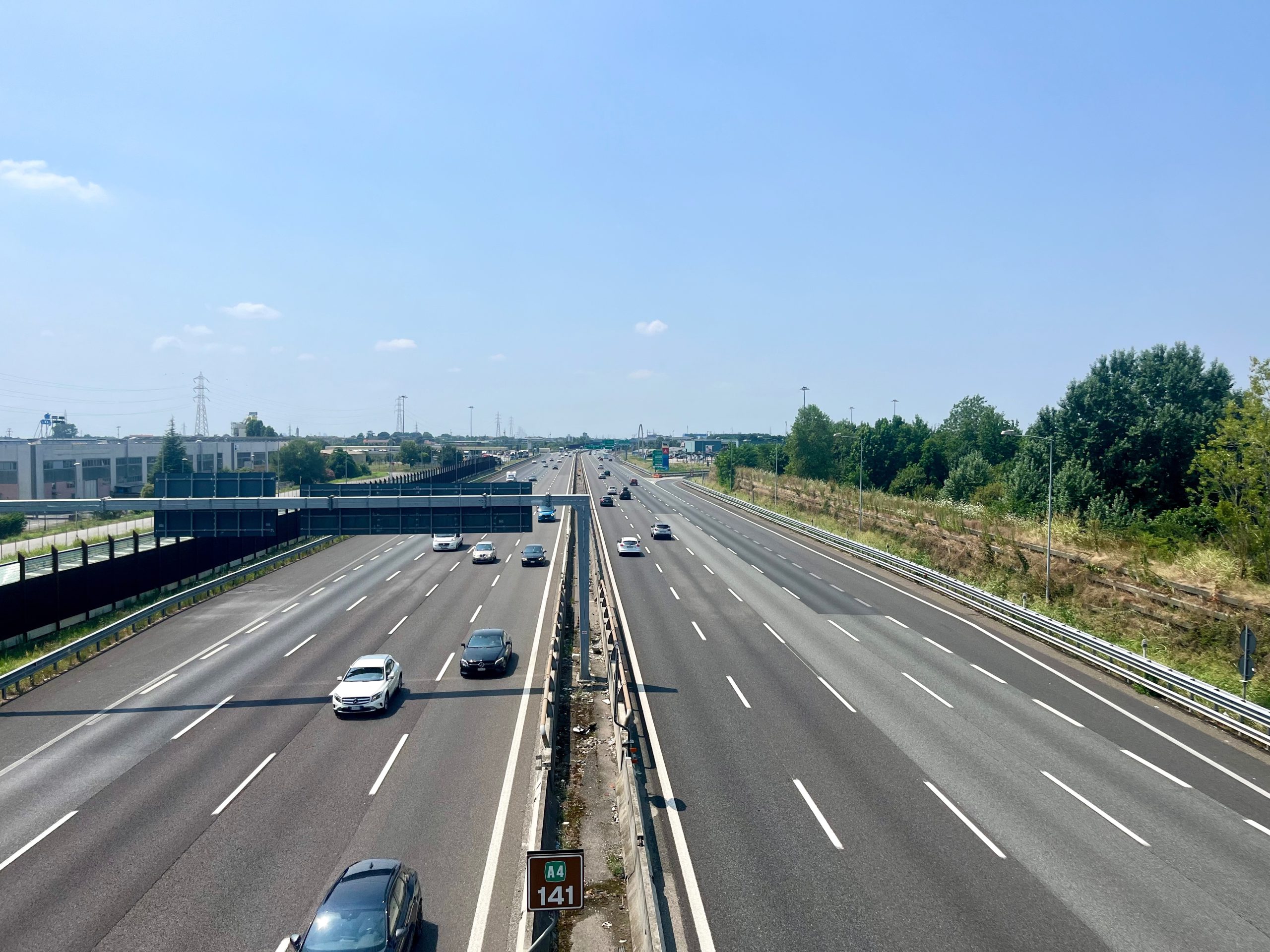 Rodovia de múltiplas faixas com tráfego livre, cenário do pedágio eletrônico Free Flow usado com tag ConectCar.