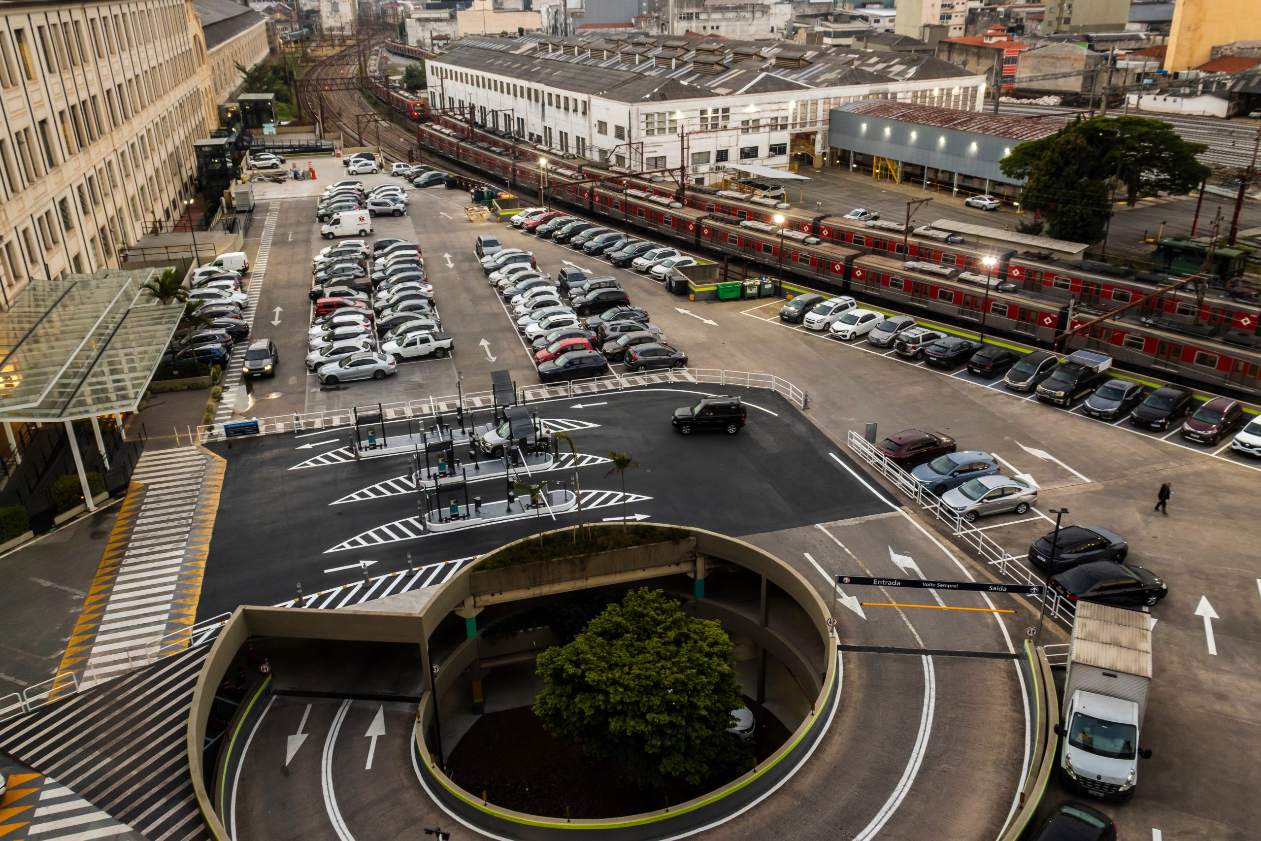 Estacionamento urbano com diversos veículos e acesso organizado para entrada e saída, destacando a praticidade da ConectCar para pagamentos automáticos em São Paulo.